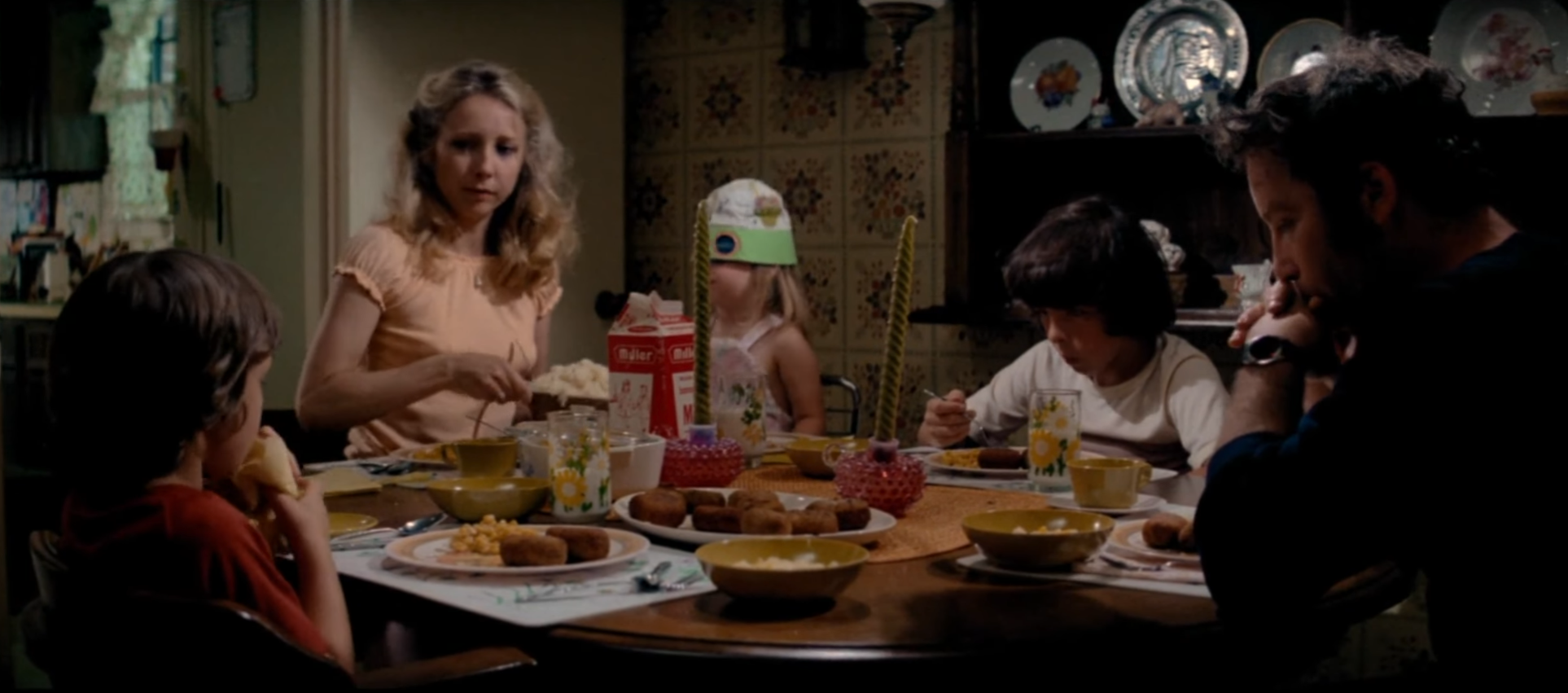 What is the food eaten in Close Encounters during the infamous mashed potato scene?