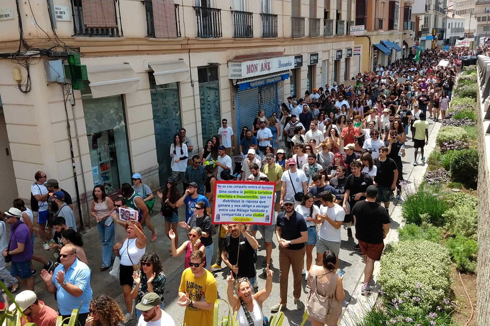 Miles de personas se manifiestan en Málaga contra el turismo masivo