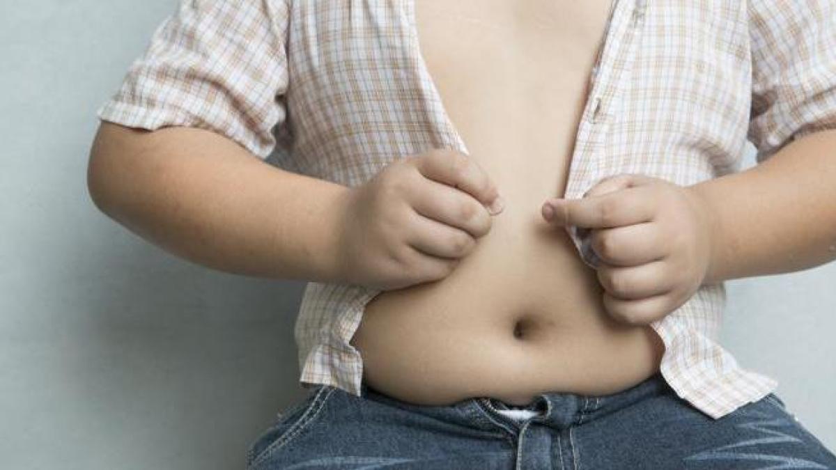 Casi la mitad de los niños en hogares con rentas inferiores a 18.000 euros son obesos