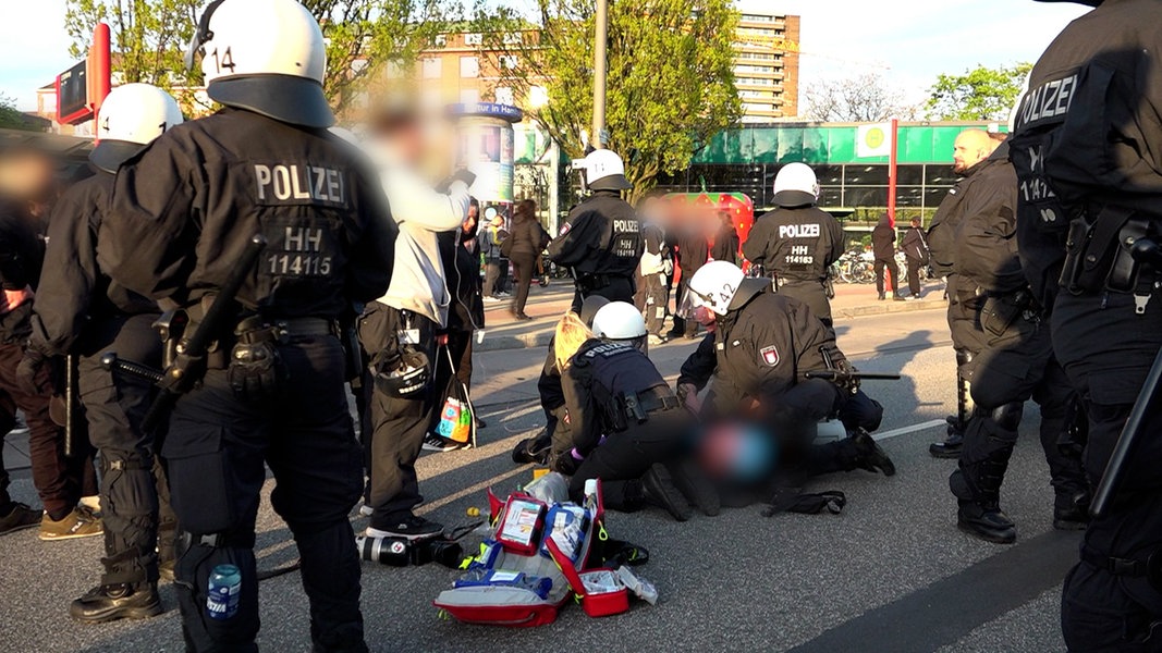 Nach Vorfall bei Mai-Demo in Hamburg: Strafbefehl gegen Polizist
