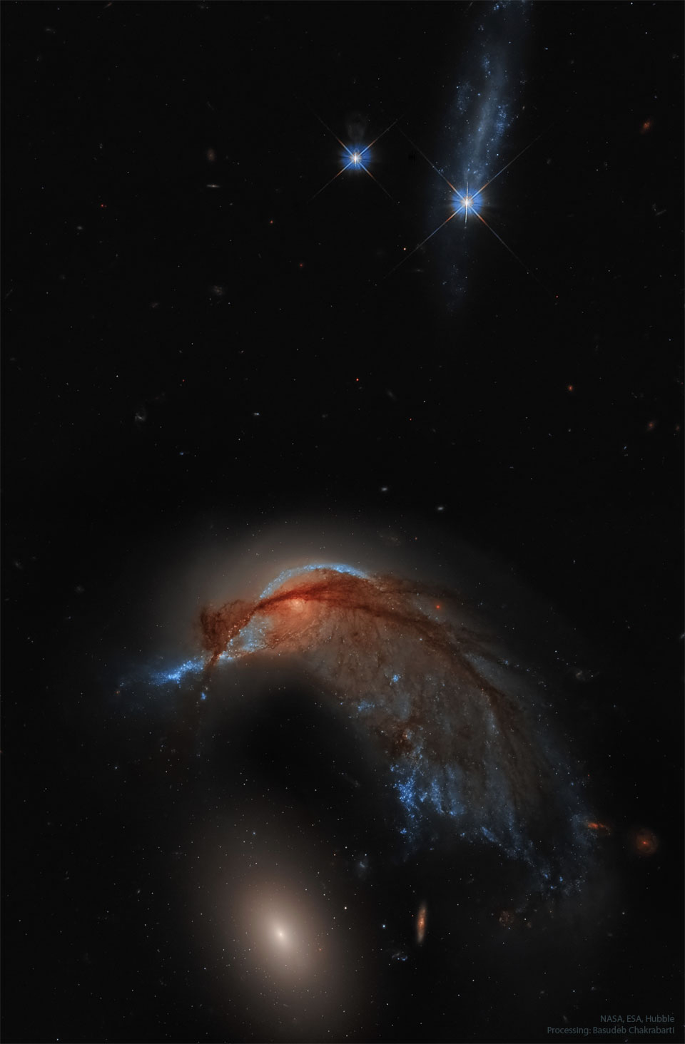 A starfield with two bright stars at the top of the frame
and two galaxies at the bottom. The upper galaxy is a spiral
galaxy and has an appearance reminiscent of a hummingbird. The lower
galaxy is a featureless elliptical galaxy.
Please see the explanation for more detailed
information.