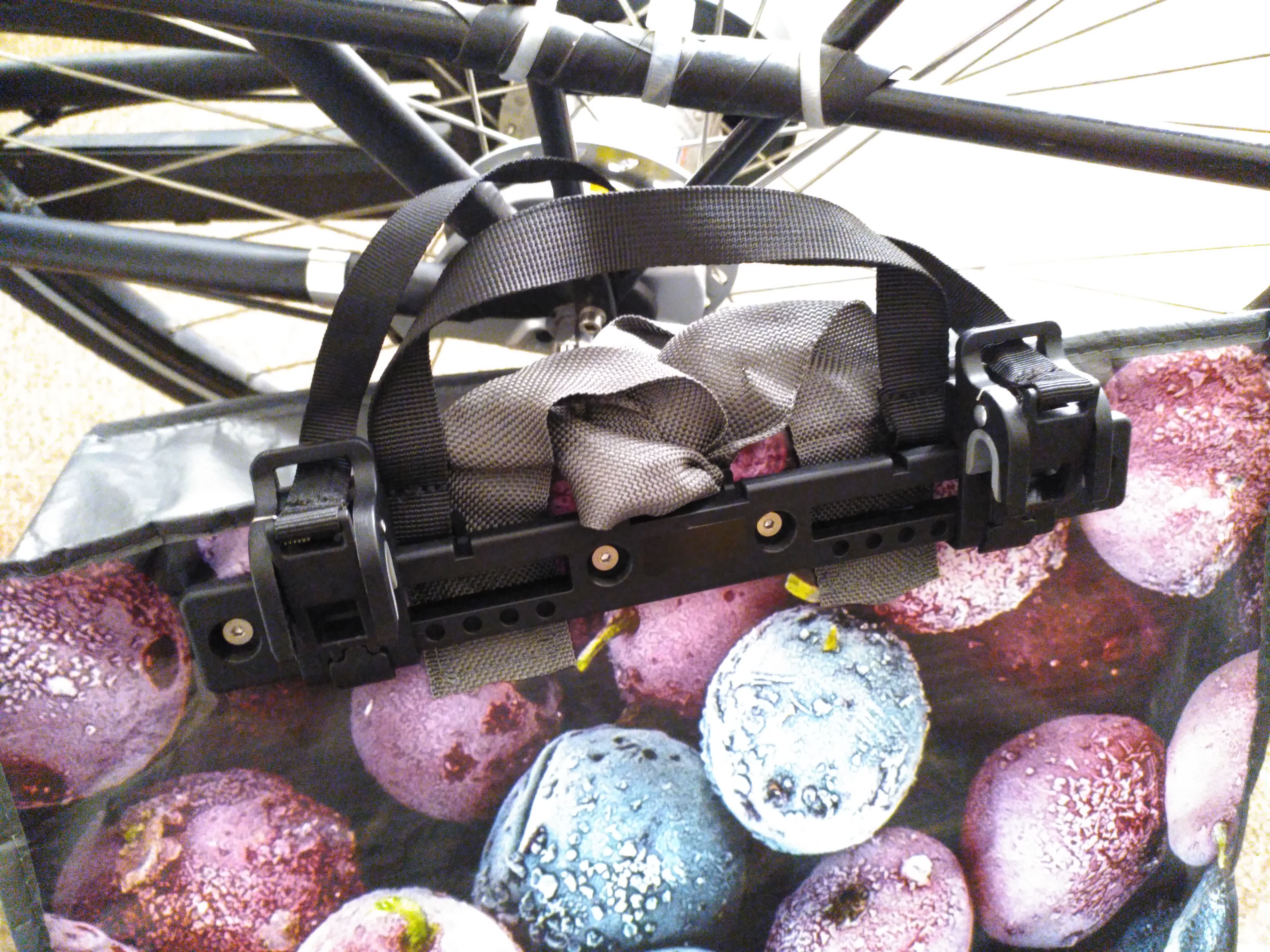 Picture of the rear of a shopping bag with a retrofitted pannier rack attachment